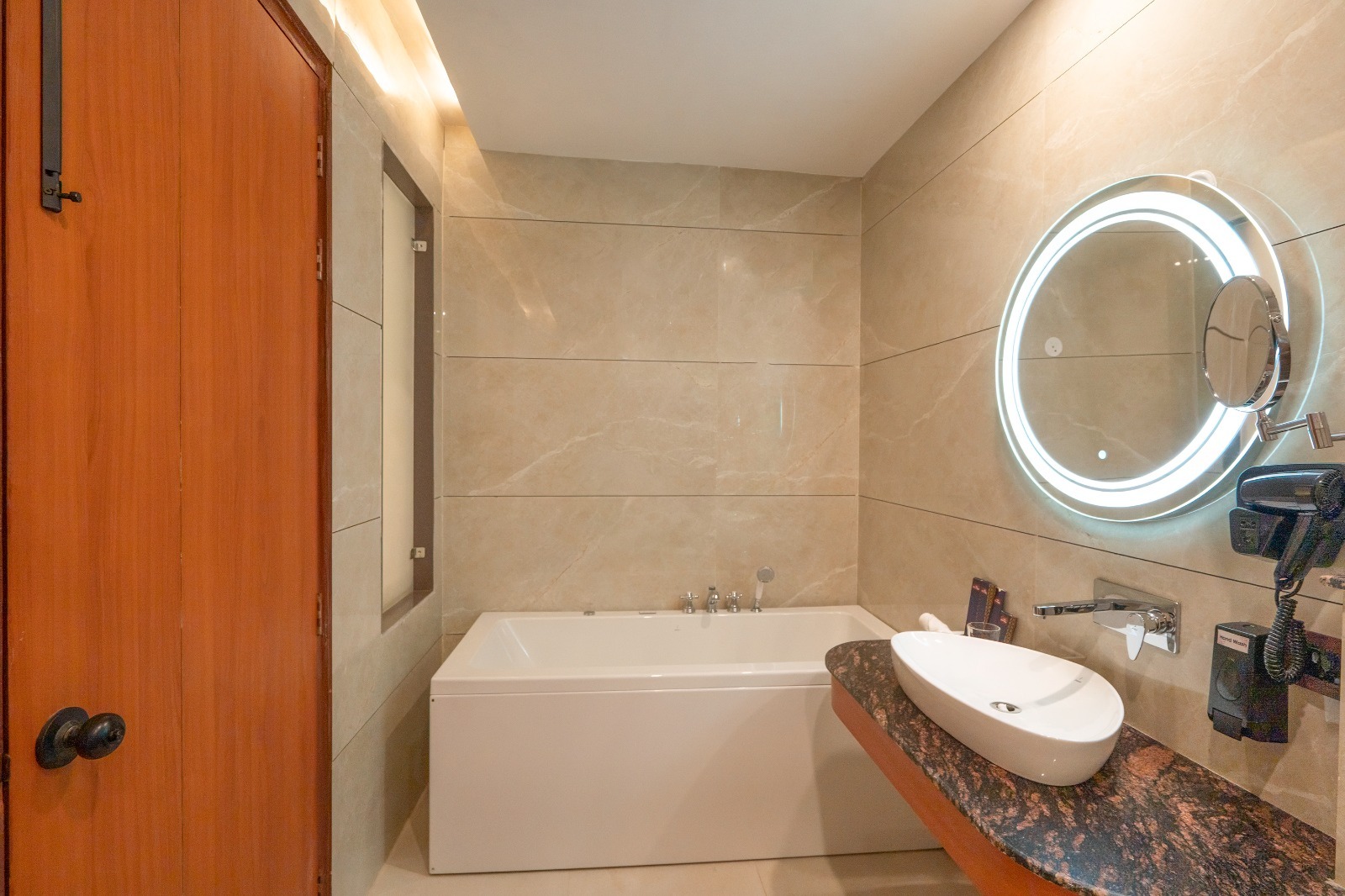 Premium Room (Garden View + Jacuzzi) : Elephant Empire - Hotel Block Image 5