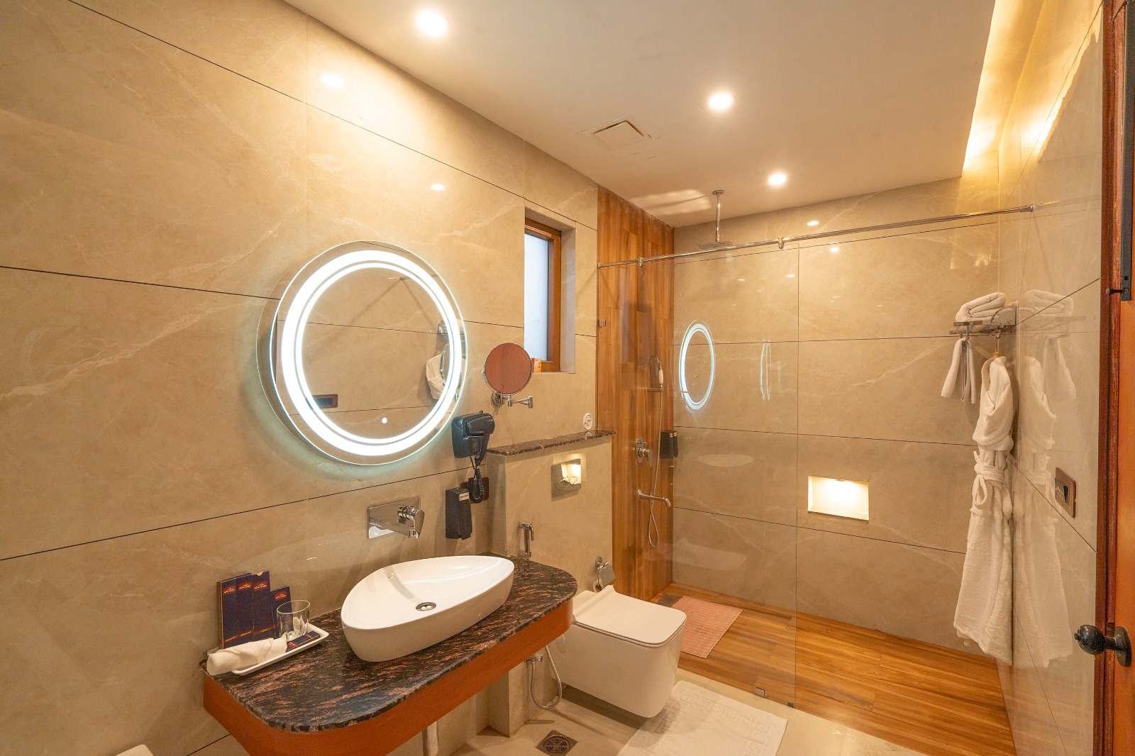 Executive Room with Private Terrace: Leopard Lounge - A shape Image 7