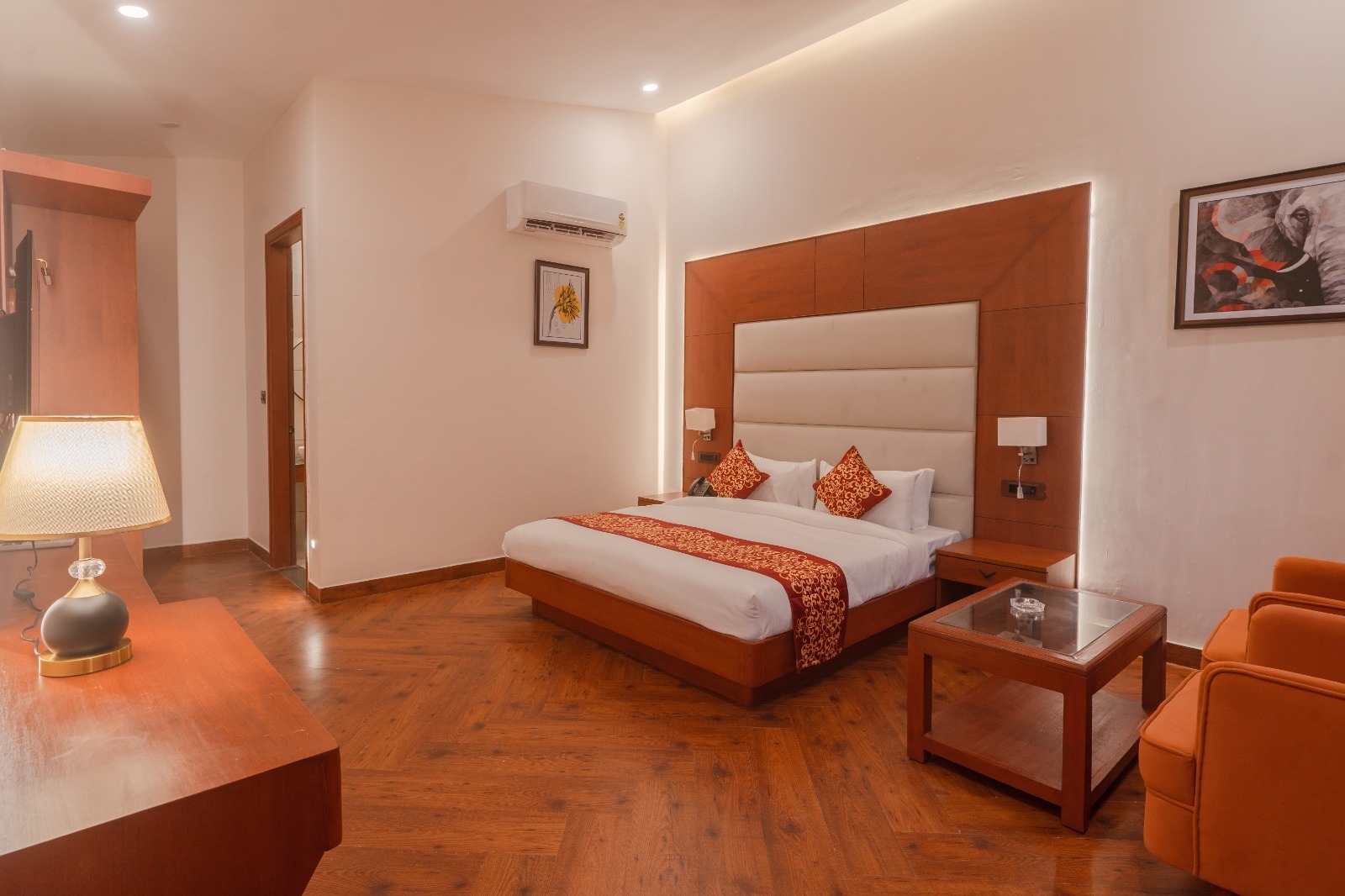 Executive Room with Private Terrace: Leopard Lounge - A shape Image 5