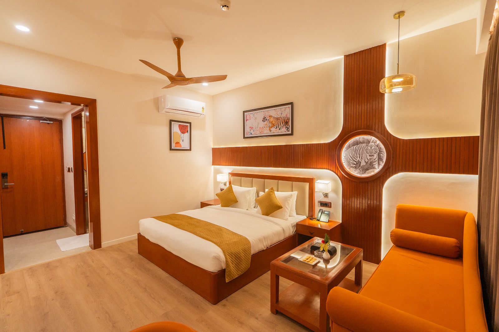 Executive Room with Private Terrace: Leopard Lounge - A shape